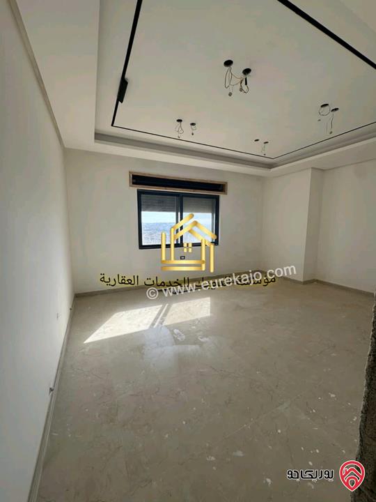 شقة مساحة 285م طابق ثالث مع روف جديد لم يسكن للايجار في عمان - الجبيهة