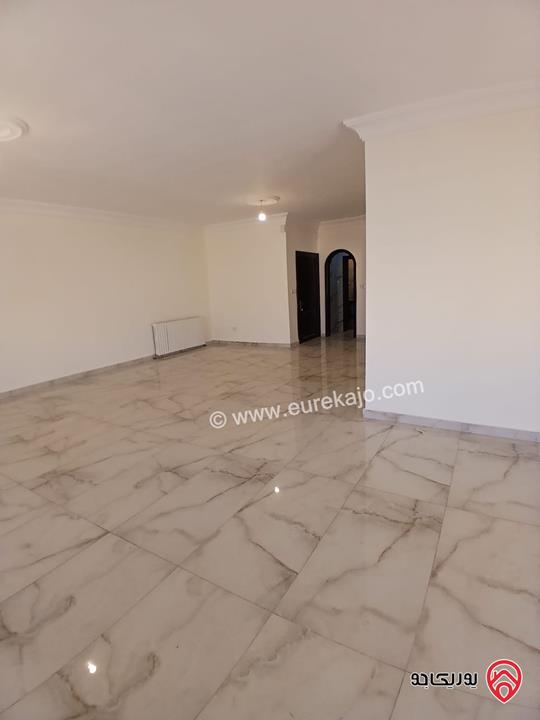 شقة طابق ثالث مساحة 244م للبيع في عمان - الرابية