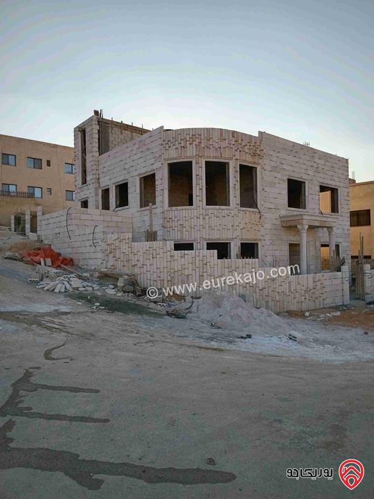 بيت عظم مساحة 220م على أرض 300م للبيع في عمان - المستندة