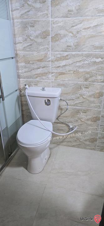 شقة شبه ارضية مكشوفة مساحة 175م مع ترس 60م للبيع في عمان - الجاردنز