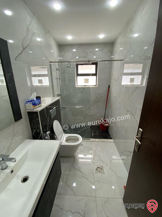 شقة أنيقة مفروشة بالكامل (فرش جديد) طابق أول مساحة 140م للايجار في عمان - ام السماق