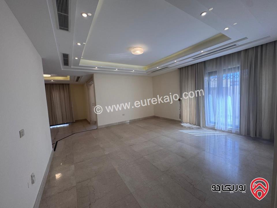 فيلا متلاصقة للبيع او للايجار في عبدون قرب الاسفاره الامريكيه مساحة الارض 500م ومساحة البناء 700م ومساحة الحديقة 200م موقع مميز واطلالة خلابة منطقة فلل واصل جميع الخدمات 