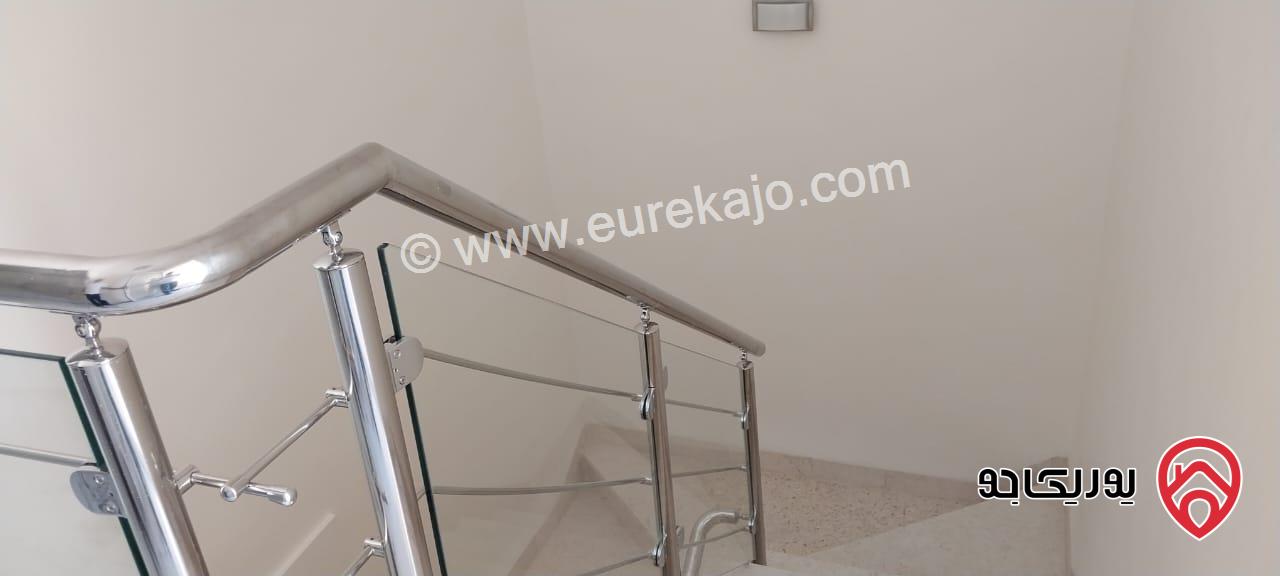 شبه فيلا متلاصقة مفروشة للبيع في عمان - ام السماق مساحة الارض 150م ومساحة البناء 180م بسعر مغري