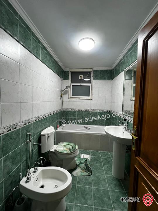 شقة مفروشة مع مسبح شبه ارضية مساحة 200م داخلي و 100م خارجي للايجار في عمان - عبدون