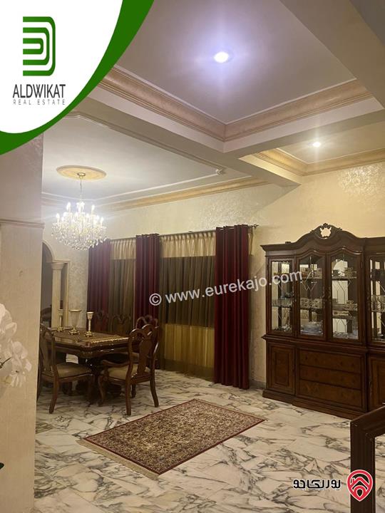 فيلا مستقلة مساحة الارض 856م ومساحة البناء 600م ومساحة الحديقة 250م ومساحة الترس 100م للبيع في الحمر/الكمالية 