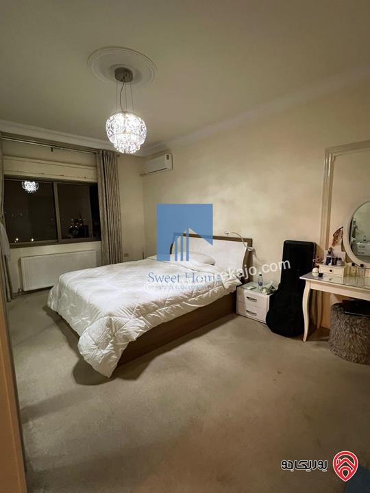 شقة فاخرة للبيع في عمان - الكرسي - خلف إدارة السير طابق ثالث 180م مع روف 120م بسعر مغري