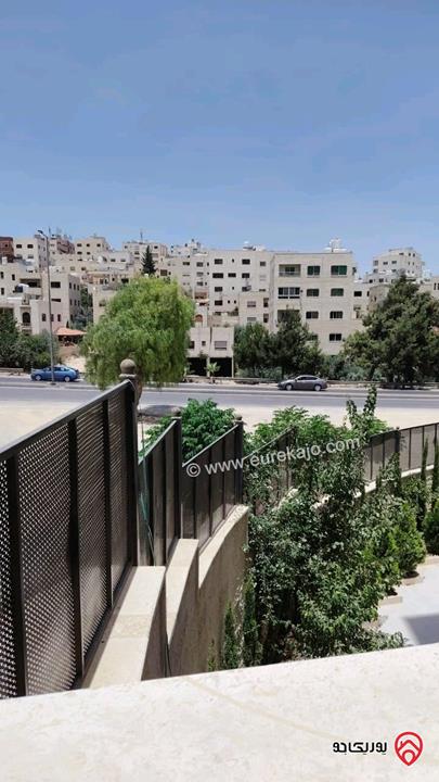 شقة كبيرة مساحة 200م داخلي مع ترس 120م للايجار مفروشة في عمان - الجبيهة حي المنصور