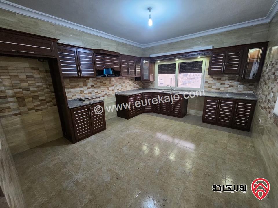 شقة طابق شبه أرضي مرتفع مساحة 205م للايجار في عمان - خلدا