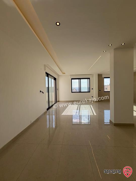 شقة سوبر ديلوكس شبه ارضي دوبلكس مساحة 228م مع ترس 40م للبيع في عمان - مرج الحمام 