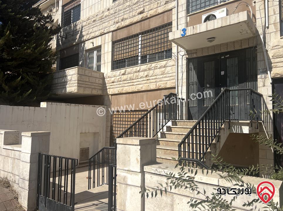 أرض مساحة 889م عليها بناء قديم قابل للهدم للبيع في عمان - المدينة الرياضية - تقع على شارعين بمستويين يسمح ببناء عدد طوابق