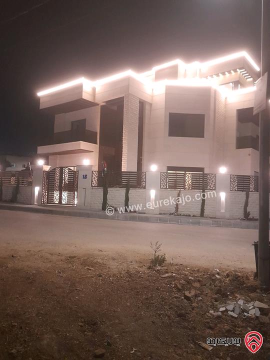 فيلا مساحة 700م على أرض 500م للبيع في عمان - الظهير