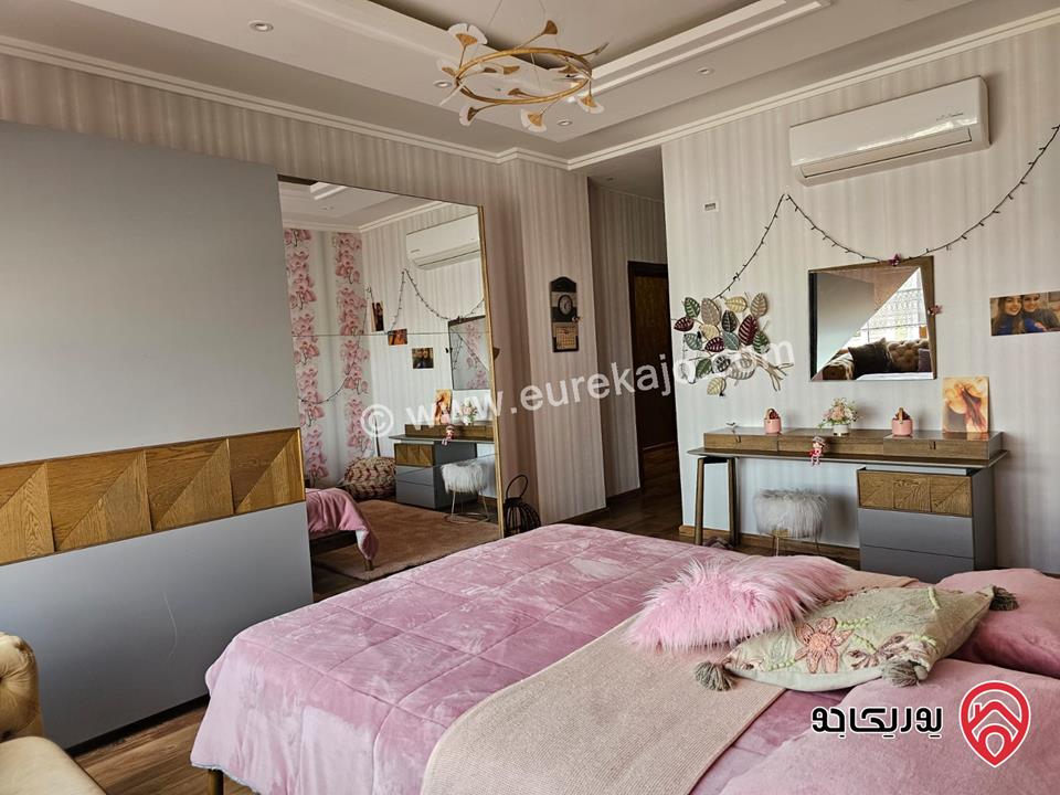 شقة سوبر ديلوكس مساحة 273م طابق أرضي مع مساحة خارجية 90م للبيع مفروشة في الجبيهة 