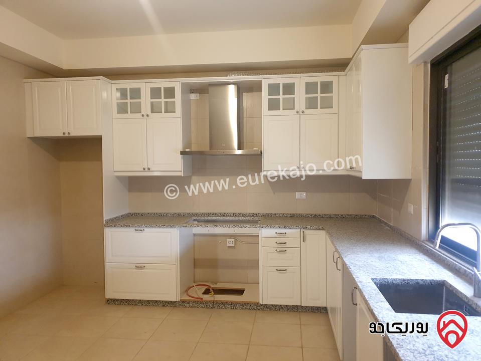 شقه فخمة طابق أول مساحة 250م للإيجار في عمان - أم أذينة