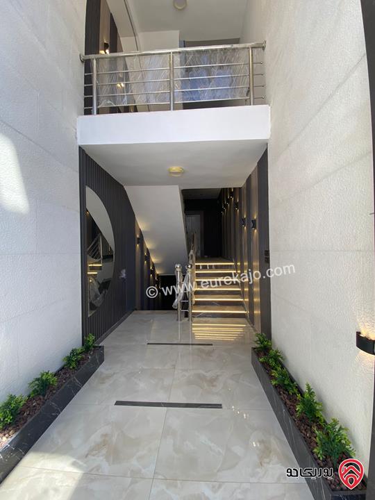 شقة تشطيب سوبر ديلوكس طابق أرضي مساحة 205م داخلي و 65م خارجي مع كراج ومدخل خاص للبيع في عمان - البنيات