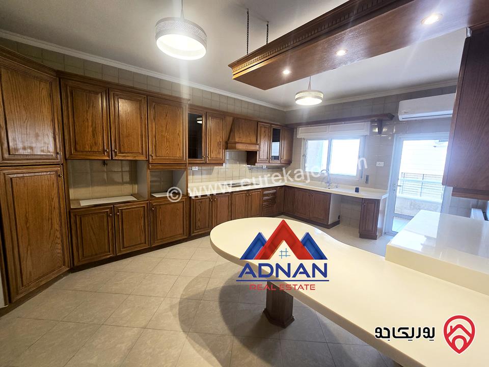 شقة طابقية مساحة 300م طابق ثاني للإيجار الفارغ مجددة بالكامل في عمان - الصويفية