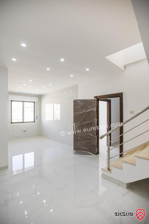 شقة فاخرة طابق ثالث مع روف مساحة 170م مع ترس 100م للبيع في عمان - ابو علندا بسعر مغري جدا مع امكانية التقسيط من المالك