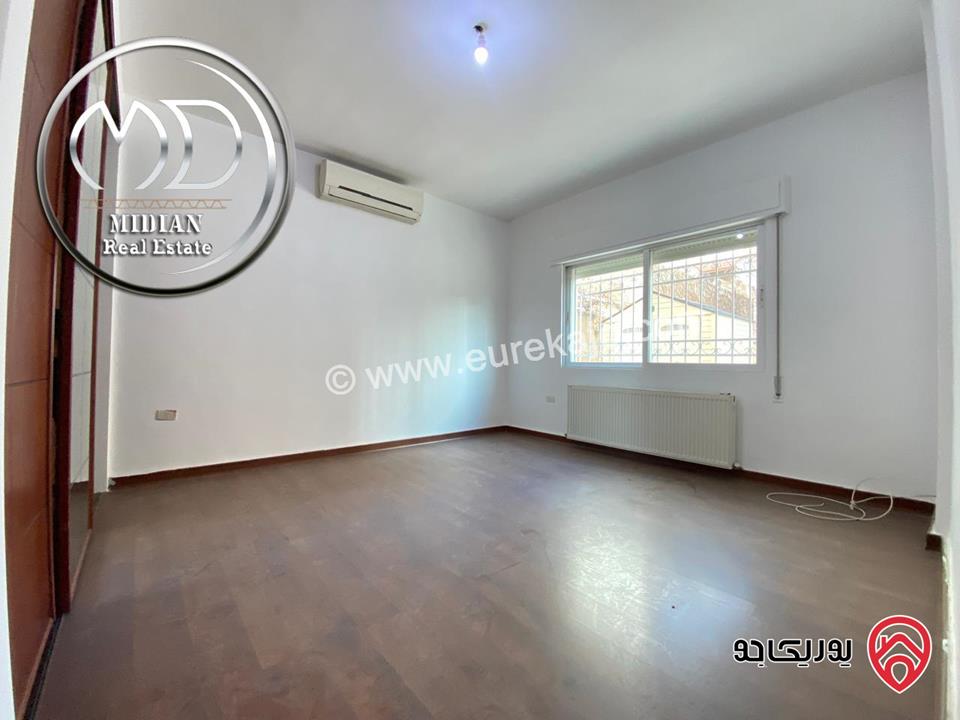 شقة ارضية للبيع في عمان - خلدا مساحة 195م مع ترس و حديقة 250م تشطيبات ديكورات سوبر ديلوكس بسعر مميز