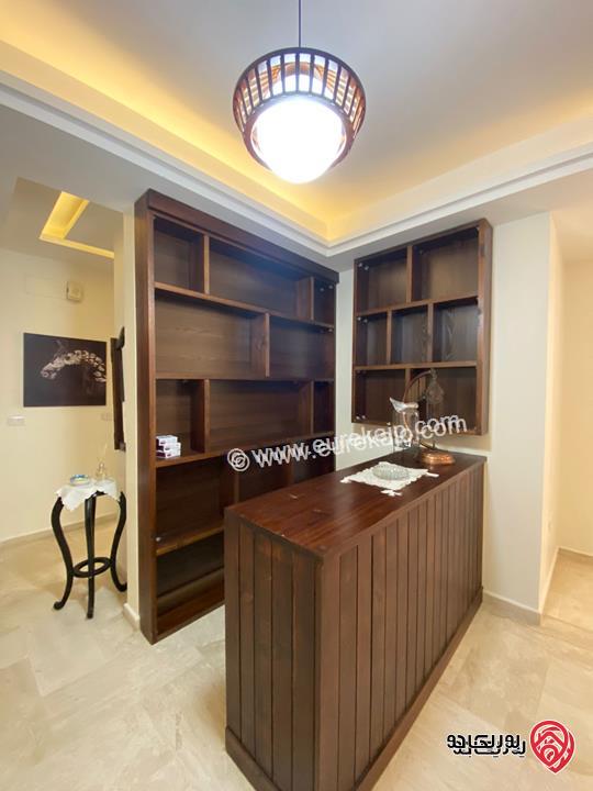 شقة طابق شبه ارضي مساحة 200م داخلي و 70م خارجي للبيع مفروشة في عمان - عبدون