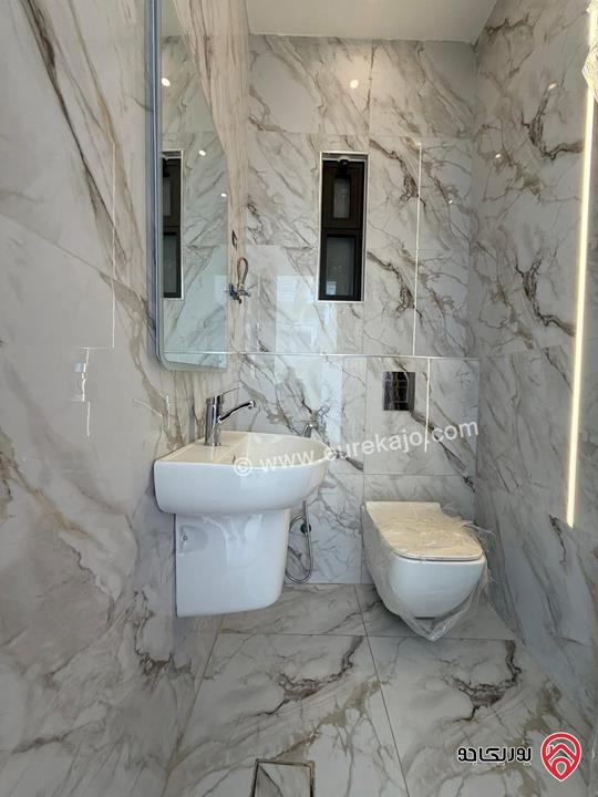 شقة سوبر ديلوكس شبه ارضي دوبلكس مساحة 228م مع ترس 40م للبيع في عمان - مرج الحمام 