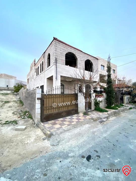 بيت مستقل مساحة 400م على ارض 360م للبيع في عمان - ابو علندا المستندة الطبقة الشرقية 