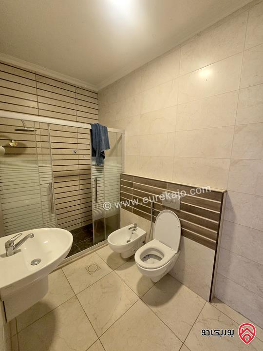 شقة فارغة طابق ثاني مساحة 100م للإيجار السنوي في عمان - الرابية