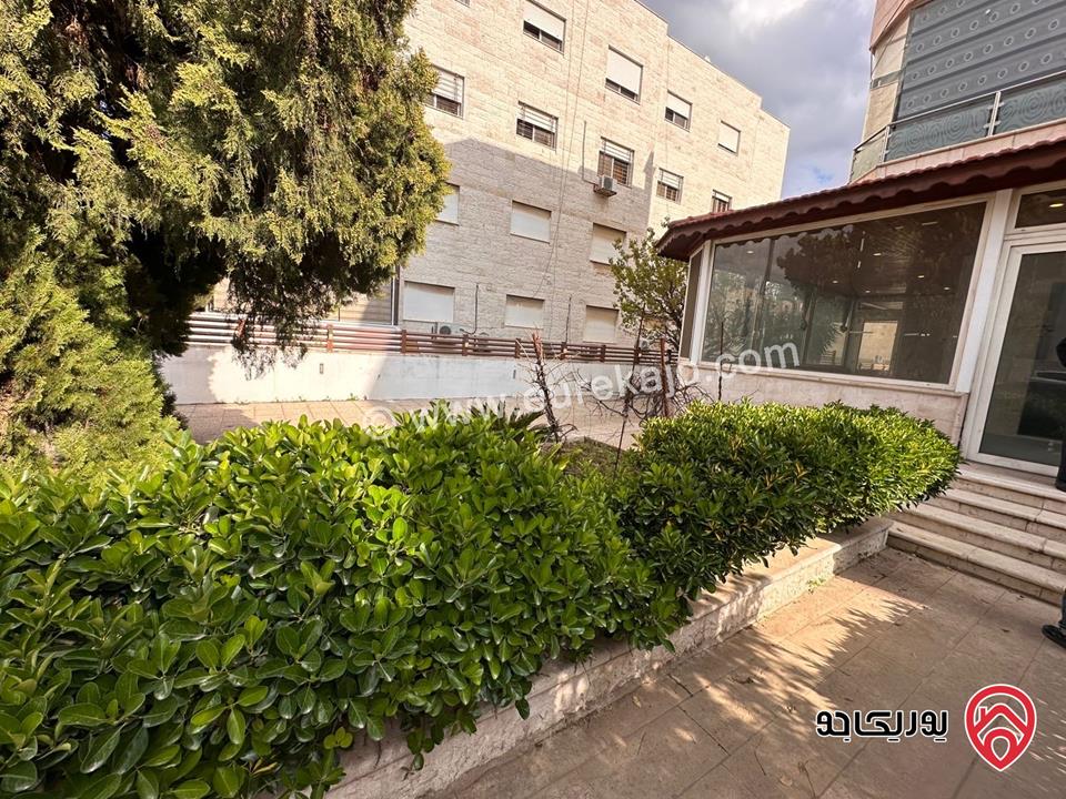 شقة أرضية مساحة 200م داخلي و 350م خارجي للايجار في عمان - دير غبار 