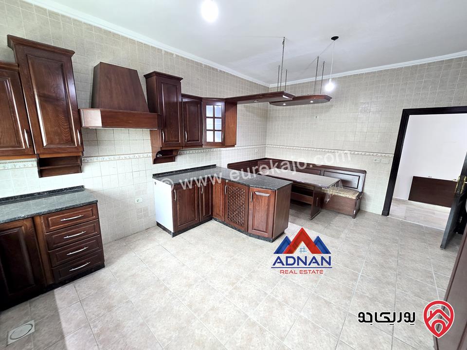 شقه طابقية مساحة 300 م طابق أول للإيجار السنوي في عمان - ضاحية الأمير راشد 