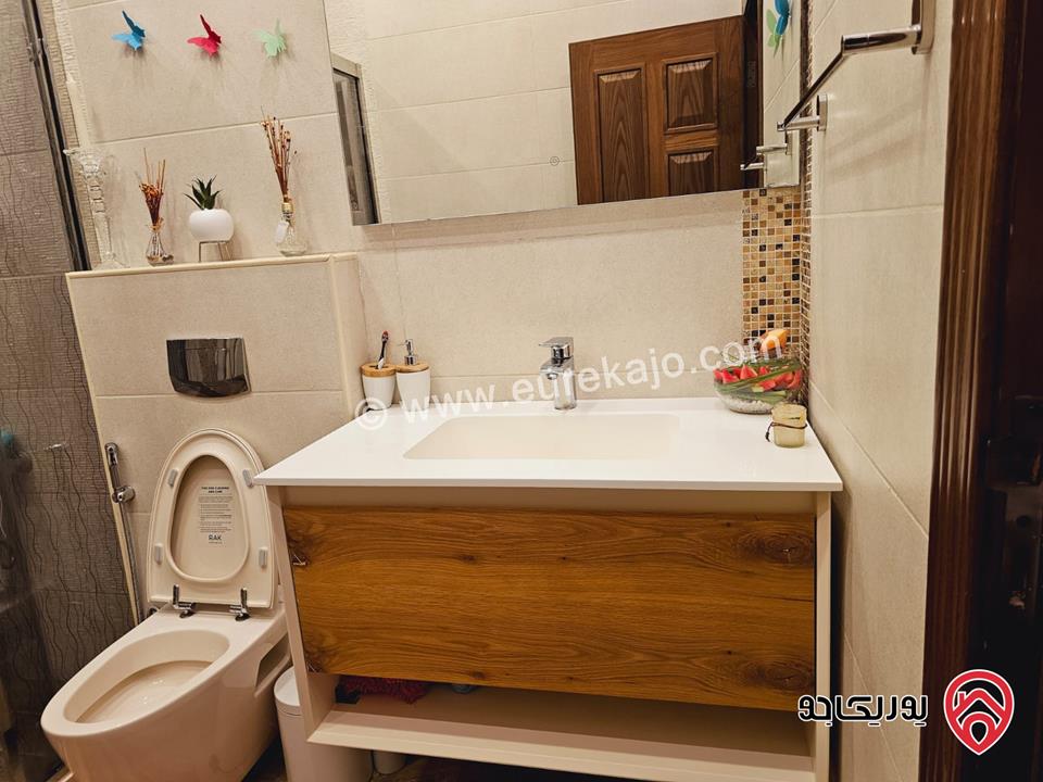 شقة سوبر ديلوكس مساحة 273م طابق أرضي مع مساحة خارجية 90م للبيع مفروشة في الجبيهة 