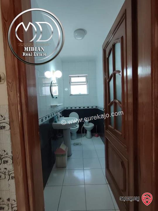 شقة شبه ارضي للبيع ام السماق مساحة 300م 4 نوم مع ترس و حديقة 100م بسعر مميز