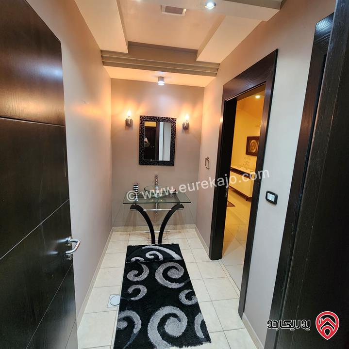 شقة فاخرة مفروشة طابق تسوية مساحة 260م للبيع في عمان - خلدا