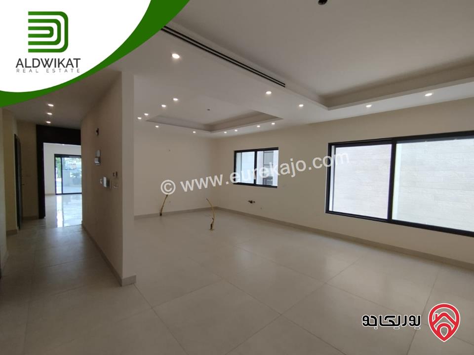 شقة  طابق ارضي مساحة البناء 370م ومساحة الترس 150م للبيع في عمان - دير غبار
