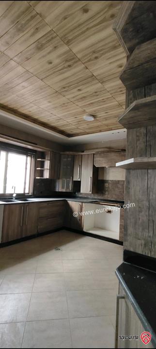 شقة أرضية مساحة 245م داخلي و 100م خارجي للبيع في عمان - ناعور