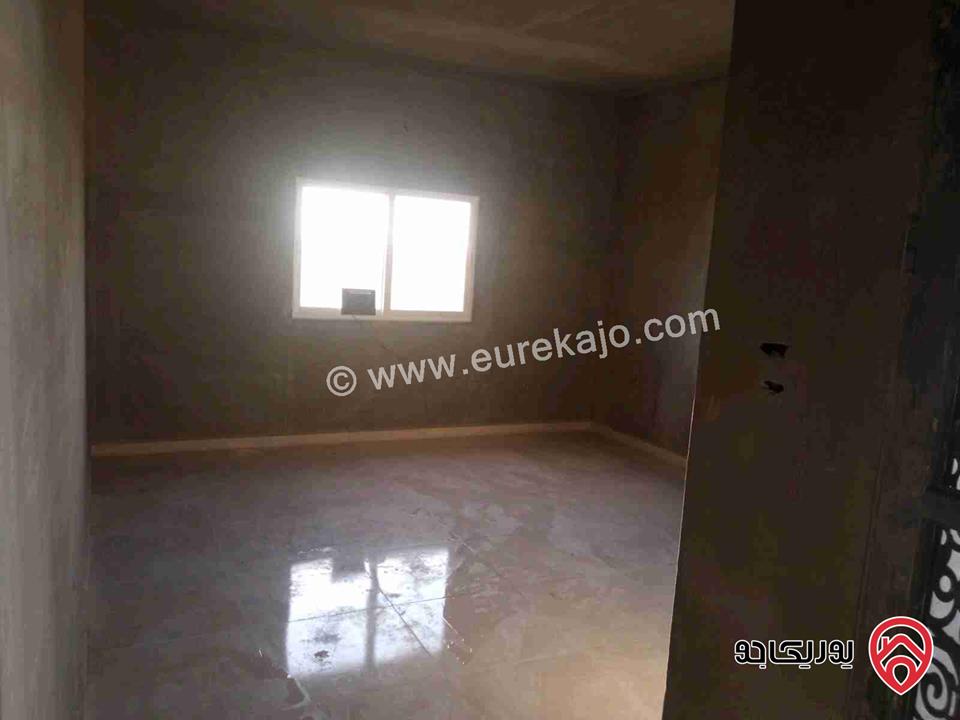 بيت مستقل مساحة 130م على أرض 5 دونم للبيع في المفرق