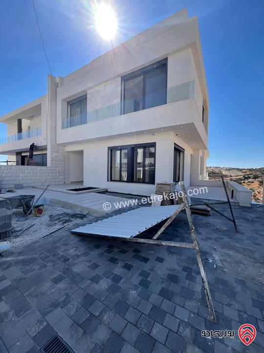 فيلا مساحة 700م على أرض 600م للبيع في عمان - دابوق باطلالة خلابة مع بركة سباحة