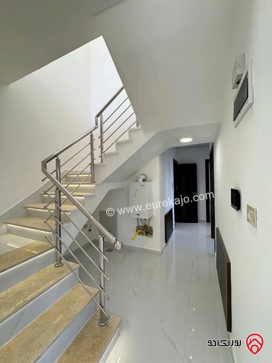 شقة طابق ثالث دوبلكس مساحة 190م للبيع في عمان - مرج الحمام طريق المطار بالقرب من كازية المناصير الظهير ومدارس العقيق من المالك مباشرة