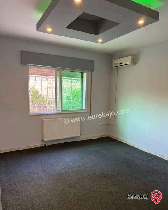 شقة فارغة طابق شبه ارضي مساحة 150م داخلي مع ترس 70م للايجار في عمان - الرابية 