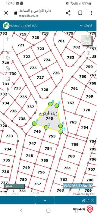 قطعة ارض مساحة 1 دونم و 491م للبيع في اربد - زبدة فركوح مطلة على ثلاث شوارع واصلها جميع الخدمات تقريبا قرب المخفر الامني الغربي
