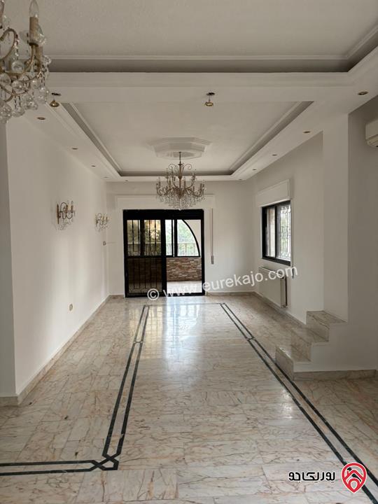 شقة سكنية طابق اول مساحة 242م للبيع في عمان - أم أذينة