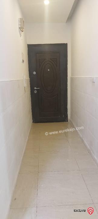 شقة أرضية مساحة 185م داخلي و 70م خارجي للإيجار السنوي في عمان - الجبيهة – أم زويتينة