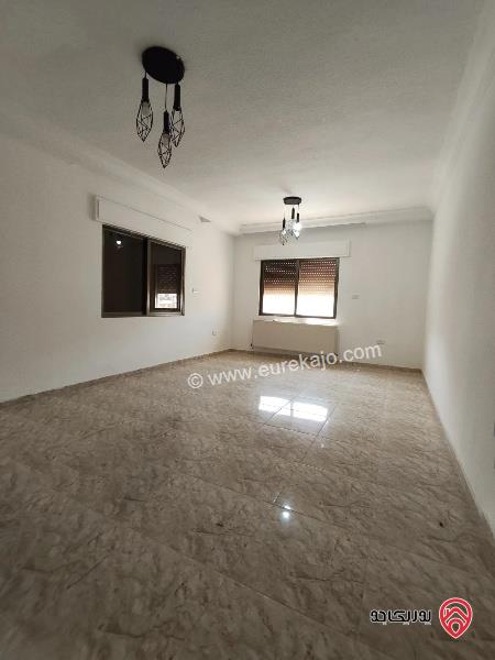 شقة طابق ثالث مع روف مساحة 341م للبيع عمان - ام اذينة مجددة بالكامل