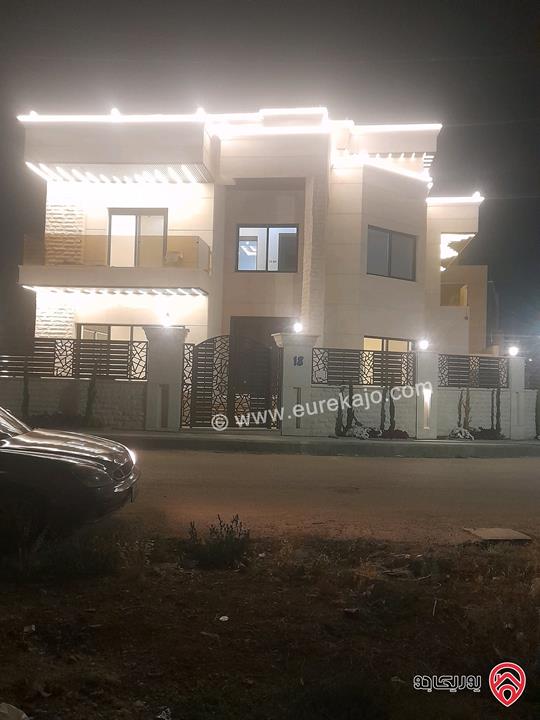 فيلا مساحة 700م على أرض 500م للبيع في عمان - الظهير