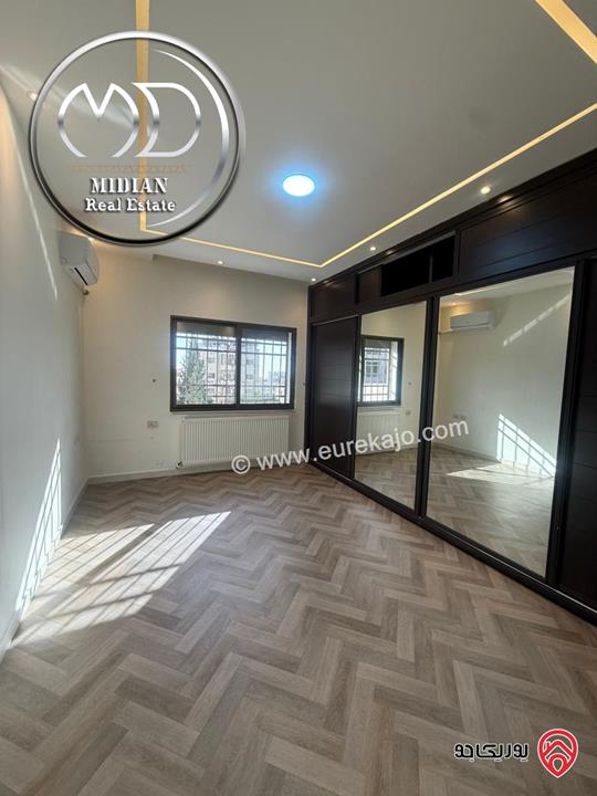 شقة شبه ارضي فاخرة للبيع في عمان - خلدا مساحة 150م مع ترس و حديقة 150م تشطيبات ديكورات عصرية فاخرة بسعر مميز جداً