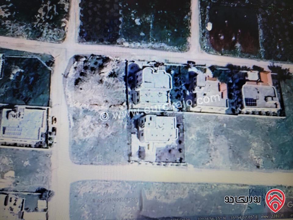 قطعة أرض صخرية مساحة 801م للبيع في اربد - الحصن مرتفعة مطلة على سهل حوران على شارعين منطقة فلل 