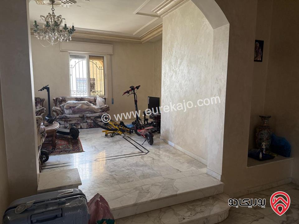 فيلا مساحة 700م على أرض 1073م للبيع في عمان - الجبيهة حي إبن عوف