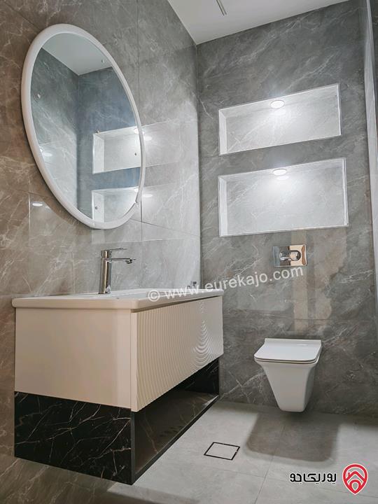 شقة طابق ثالث مع روف دوبلكس مساحة 210م للبيع في عمان - الجبيهة 