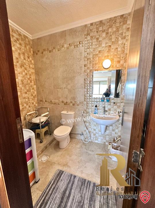 شقة مفروشة مساحة 100م طابق أول للبيع في عمان - الجندويل 