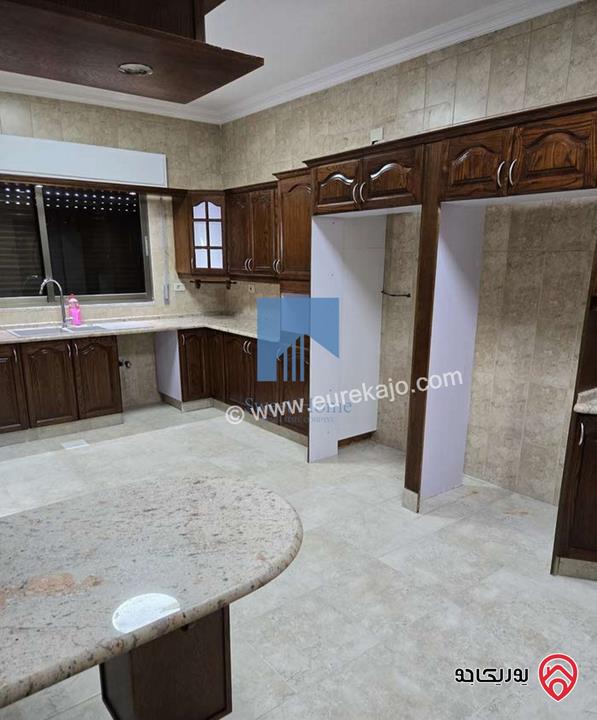 شقة طابقية مميزة للبيع في عمان - أم السماق طابق ثالث 230م مع روف 130م 