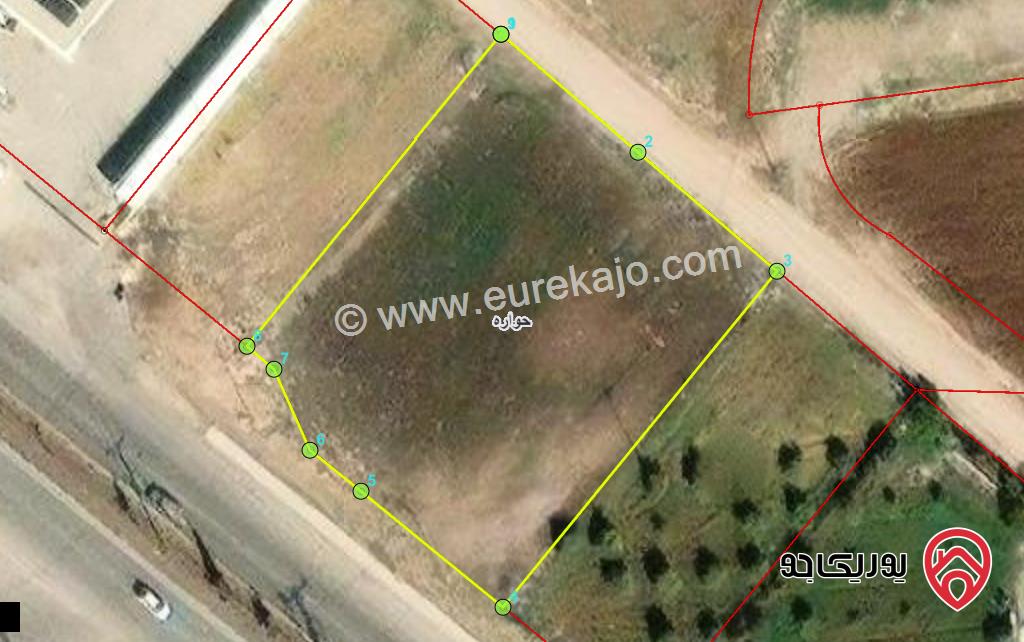 قطعة ارض تجارية مساحة 2 دونم و 472م للبيع في اربد على شارع البتراء مباشرة 