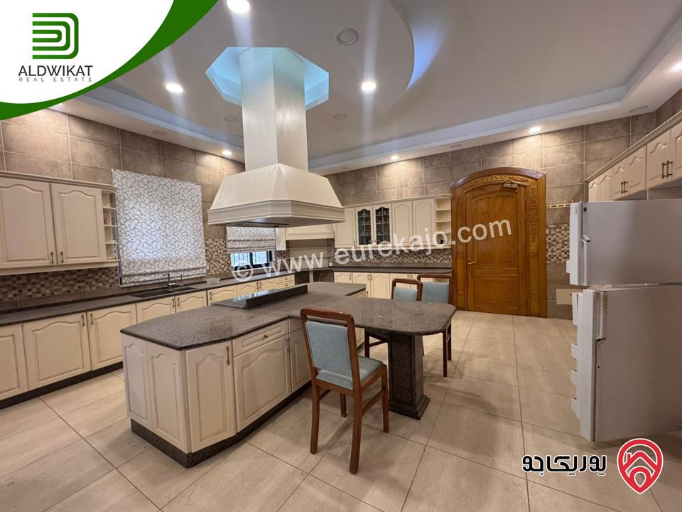 فيلا للبيع في عمان - الجبيهة مساحة الارض 1580 م والبناء 1000م ومساحة الحديقة 400م