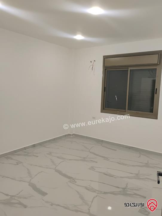 شقة طابق ثالث مع روف مساحة 190م مع ترس 110م للبيع بالأقساط في الزرقاء الجديدة